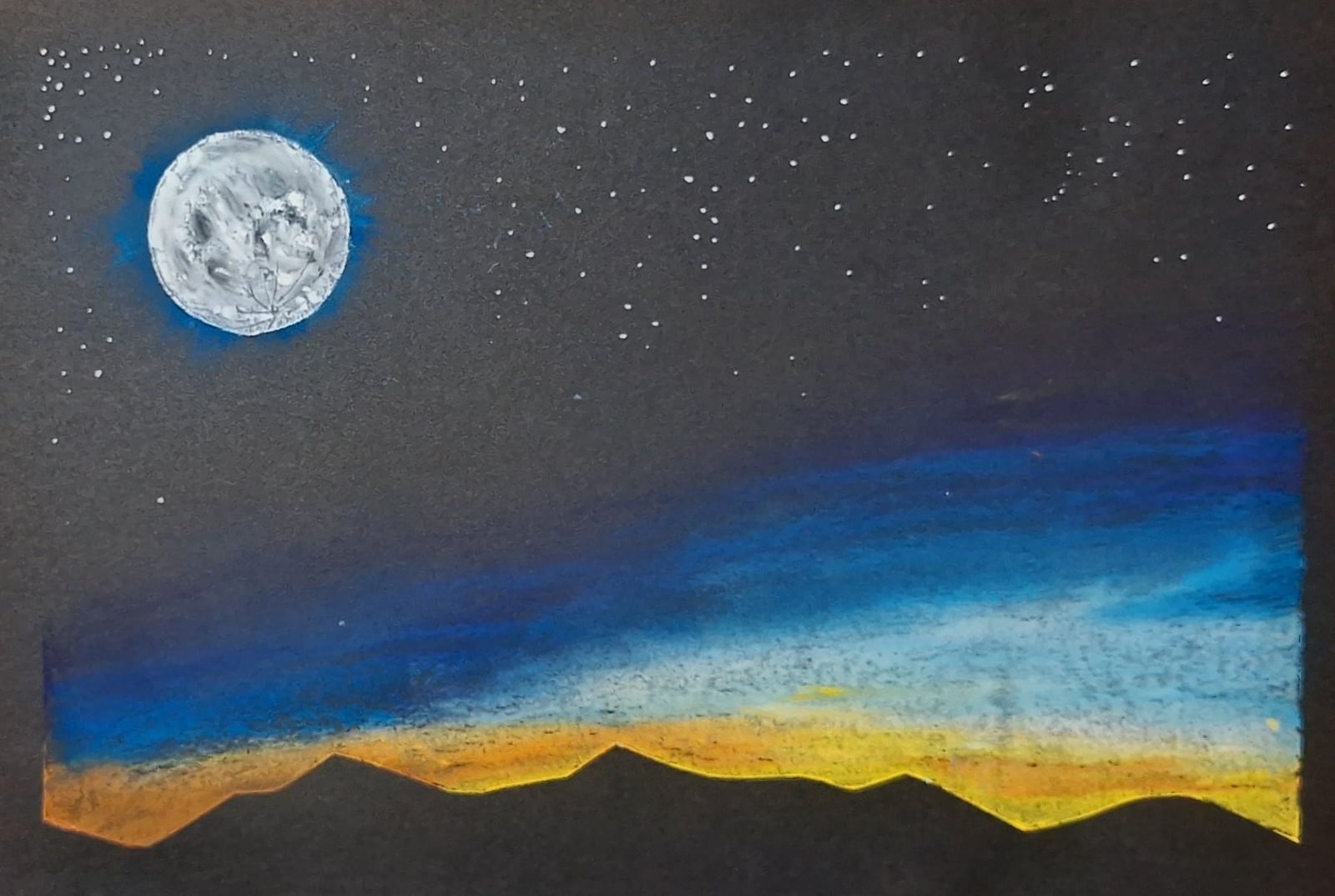Ayesa Kaur’s oil pastel of a white full Moon and scattered stars in a black sky, above a band of blue afterglow and a gold horizon behind dark mountains